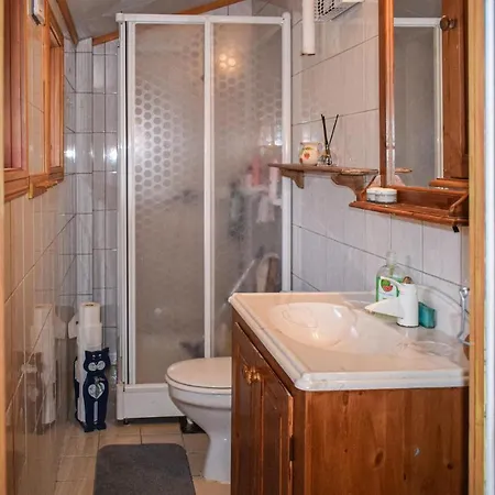 3 Bedroom Nice In Holiday home *