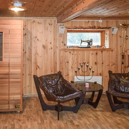 3 Bedroom Nice In Holiday home *